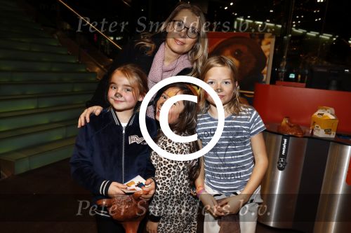 Amsterdam 6 december 2017
Premiere Paddington in Pathe Arena. Leo Alkemade met vrouw en kinderen