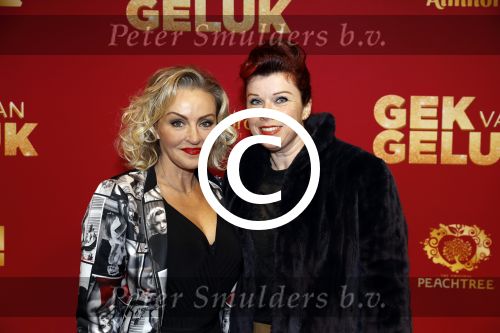 Amsterdam 27 november 2017
Premiere gek van geluk in Tuschinski.  Lone van Roosendaal met een vriendin