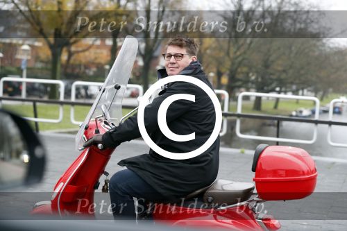 Amsterdam 21 november 2017 
Martijn Krabbe op zijn rode vespa scooter in Amsterdam zuid