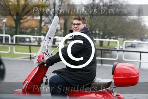 Amsterdam 21 november 2017 
Martijn Krabbe op zijn rode vespa scooter in Amsterdam zuid