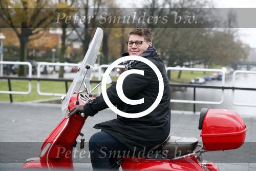 Amsterdam 21 november 2017 
Martijn Krabbe op zijn rode vespa scooter in Amsterdam zuid