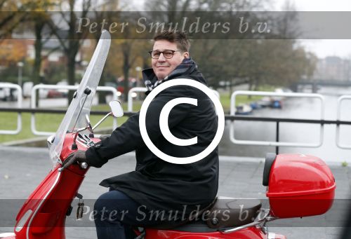 Amsterdam 21 november 2017 
Martijn Krabbe op zijn rode vespa scooter in Amsterdam zuid
