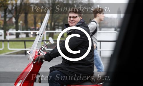 Amsterdam 21 november 2017 
Martijn Krabbe op zijn rode vespa scooter in Amsterdam zuid