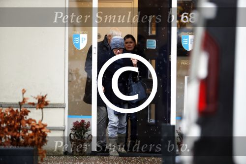 Maarssen 9 december 2017
Berend Boudewijn haalt zijn partrnber Martine Bijl op bij schoonheidssalon.