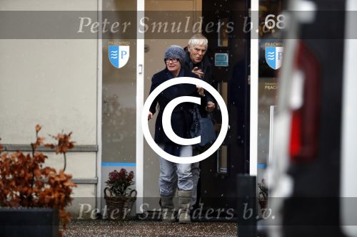 Maarssen 9 december 2017
Berend Boudewijn haalt zijn partrnber Martine Bijl op bij schoonheidssalon.