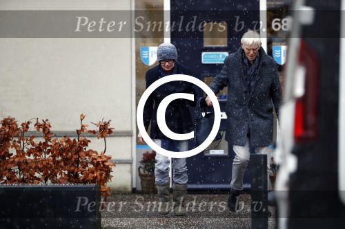 Maarssen 9 december 2017
Berend Boudewijn haalt zijn partrnber Martine Bijl op bij schoonheidssalon.