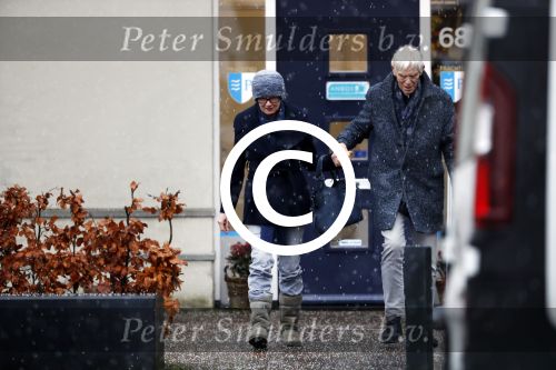 Maarssen 9 december 2017
Berend Boudewijn haalt zijn partrnber Martine Bijl op bij schoonheidssalon.