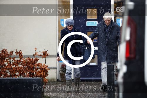 Maarssen 9 december 2017
Berend Boudewijn haalt zijn partrnber Martine Bijl op bij schoonheidssalon.