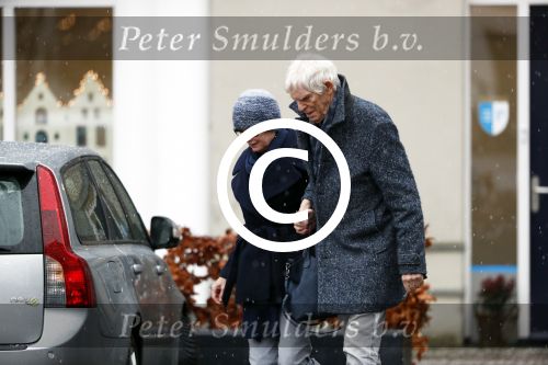 Maarssen 9 december 2017
Berend Boudewijn haalt zijn partrnber Martine Bijl op bij schoonheidssalon.
