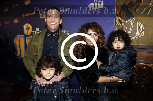 Amsterdam 3 december 2017
Premiere Familie Slim in Tuschinski.
Najib Amhali met zijn vrouw Niama en hun kinderen