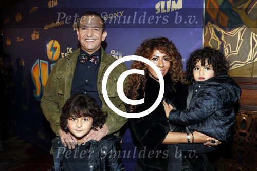 Amsterdam 3 december 2017
Premiere Familie Slim in Tuschinski.
Najib Amhali met zijn vrouw Niama en hun kinderen