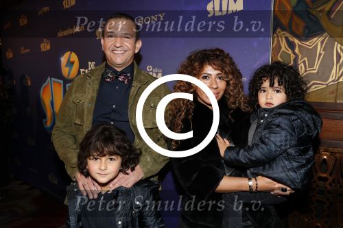 Amsterdam 3 december 2017
Premiere Familie Slim in Tuschinski.
Najib Amhali met zijn vrouw Niama en hun kinderen