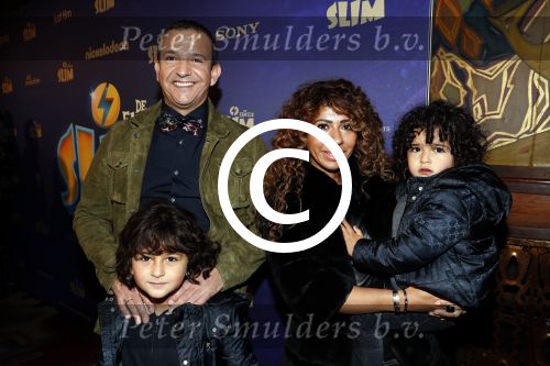Amsterdam 3 december 2017
Premiere Familie Slim in Tuschinski.
Najib Amhali met zijn vrouw Niama en hun kinderen
