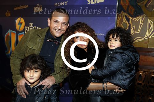 Amsterdam 3 december 2017
Premiere Familie Slim in Tuschinski.
Najib Amhali met zijn vrouw Niama en hun kinderen