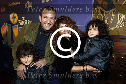 Amsterdam 3 december 2017
Premiere Familie Slim in Tuschinski.
Najib Amhali met zijn vrouw Niama en hun kinderen