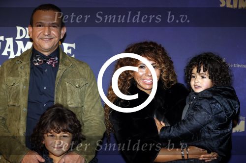 Amsterdam 3 december 2017
Premiere Familie Slim in Tuschinski.
Najib Amhali met zijn vrouw Niama en hun kinderen