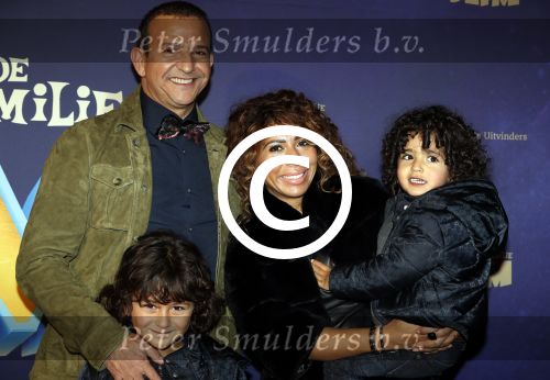 Amsterdam 3 december 2017
Premiere Familie Slim in Tuschinski.
Najib Amhali met zijn vrouw Niama en hun kinderen