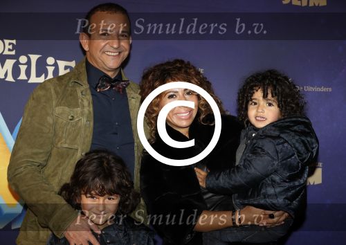 Amsterdam 3 december 2017
Premiere Familie Slim in Tuschinski.
Najib Amhali met zijn vrouw Niama en hun kinderen