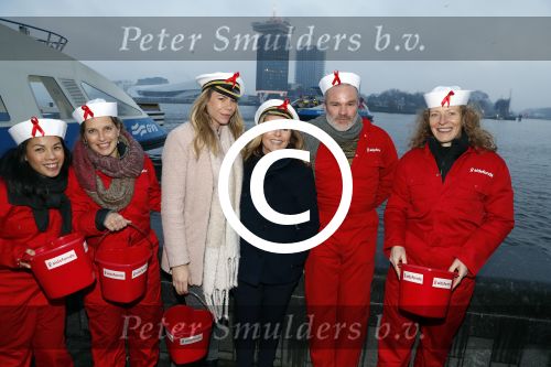 Amsterdam 1 december 2017
Wereld aidsdag met Nicolette Kluijver en Angela Groothuizen.
Ze varen met de pond achter Centraal Station naar de overkant van het IJ