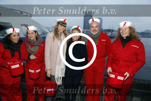 Amsterdam 1 december 2017
Wereld aidsdag met Nicolette Kluijver en Angela Groothuizen.
Ze varen met de pond achter Centraal Station naar de overkant van het IJ