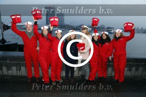 Amsterdam 1 december 2017
Wereld aidsdag met Nicolette Kluijver en Angela Groothuizen.
Ze varen met de pond achter Centraal Station naar de overkant van het IJ