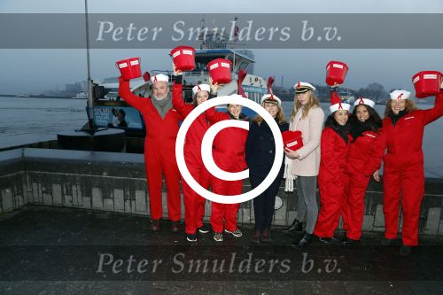 Amsterdam 1 december 2017
Wereld aidsdag met Nicolette Kluijver en Angela Groothuizen.
Ze varen met de pond achter Centraal Station naar de overkant van het IJ