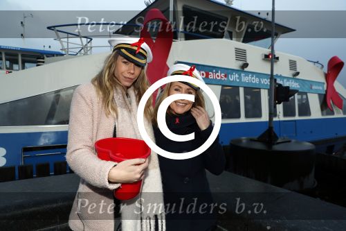 Amsterdam 1 december 2017
Wereld aidsdag met Nicolette Kluijver en Angela Groothuizen.
Ze varen met de pond achter Centraal Station naar de overkant van het IJ