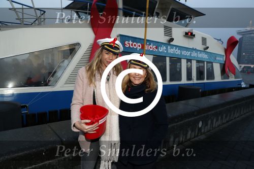 Amsterdam 1 december 2017
Wereld aidsdag met Nicolette Kluijver en Angela Groothuizen.
Ze varen met de pond achter Centraal Station naar de overkant van het IJ