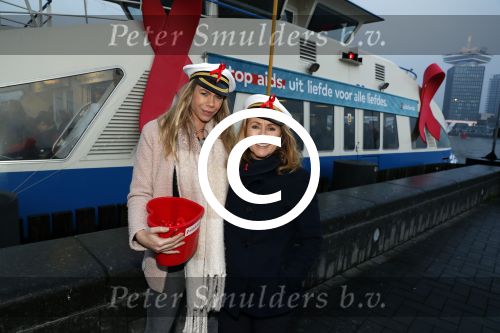 Amsterdam 1 december 2017
Wereld aidsdag met Nicolette Kluijver en Angela Groothuizen.
Ze varen met de pond achter Centraal Station naar de overkant van het IJ