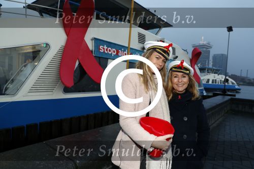 Amsterdam 1 december 2017
Wereld aidsdag met Nicolette Kluijver en Angela Groothuizen.
Ze varen met de pond achter Centraal Station naar de overkant van het IJ
