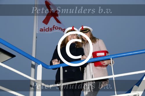 Amsterdam 1 december 2017
Wereld aidsdag met Nicolette Kluijver en Angela Groothuizen.
Ze varen met de pond achter Centraal Station naar de overkant van het IJ