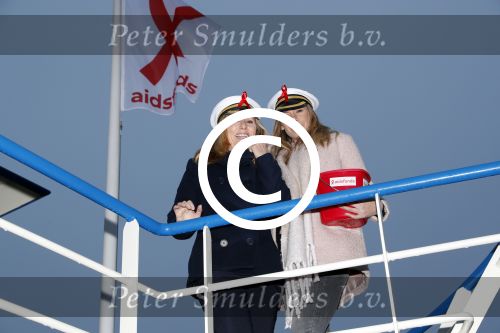 Amsterdam 1 december 2017
Wereld aidsdag met Nicolette Kluijver en Angela Groothuizen.
Ze varen met de pond achter Centraal Station naar de overkant van het IJ
