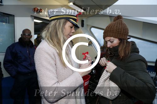 Amsterdam 1 december 2017
Wereld aidsdag met Nicolette Kluijver en Angela Groothuizen.
Ze varen met de pond achter Centraal Station naar de overkant van het IJ
