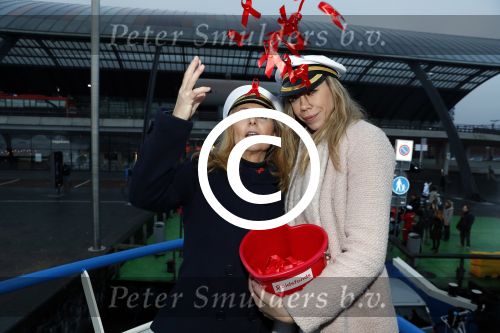 Amsterdam 1 december 2017
Wereld aidsdag met Nicolette Kluijver en Angela Groothuizen.
Ze varen met de pond achter Centraal Station naar de overkant van het IJ