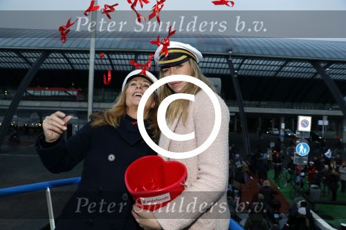 Amsterdam 1 december 2017
Wereld aidsdag met Nicolette Kluijver en Angela Groothuizen.
Ze varen met de pond achter Centraal Station naar de overkant van het IJ