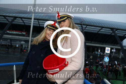Amsterdam 1 december 2017
Wereld aidsdag met Nicolette Kluijver en Angela Groothuizen.
Ze varen met de pond achter Centraal Station naar de overkant van het IJ