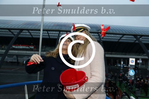 Amsterdam 1 december 2017
Wereld aidsdag met Nicolette Kluijver en Angela Groothuizen.
Ze varen met de pond achter Centraal Station naar de overkant van het IJ