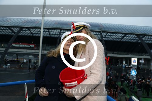 Amsterdam 1 december 2017
Wereld aidsdag met Nicolette Kluijver en Angela Groothuizen.
Ze varen met de pond achter Centraal Station naar de overkant van het IJ