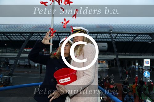 Amsterdam 1 december 2017
Wereld aidsdag met Nicolette Kluijver en Angela Groothuizen.
Ze varen met de pond achter Centraal Station naar de overkant van het IJ