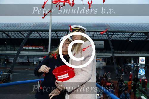 Amsterdam 1 december 2017
Wereld aidsdag met Nicolette Kluijver en Angela Groothuizen.
Ze varen met de pond achter Centraal Station naar de overkant van het IJ