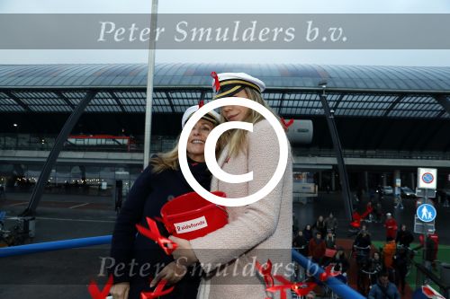 Amsterdam 1 december 2017
Wereld aidsdag met Nicolette Kluijver en Angela Groothuizen.
Ze varen met de pond achter Centraal Station naar de overkant van het IJ