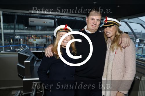 Amsterdam 1 december 2017
Wereld aidsdag met Nicolette Kluijver en Angela Groothuizen.
Ze varen met de pond achter Centraal Station naar de overkant van het IJ