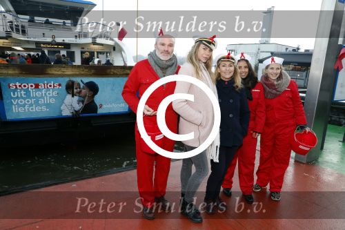 Amsterdam 1 december 2017
Wereld aidsdag met Nicolette Kluijver en Angela Groothuizen.
Ze varen met de pond achter Centraal Station naar de overkant van het IJ