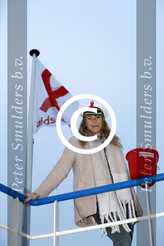 Amsterdam 1 december 2017
Wereld aidsdag met Nicolette Kluijver en Angela Groothuizen.
Ze varen met de pond achter Centraal Station naar de overkant van het IJ