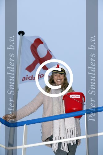 Amsterdam 1 december 2017
Wereld aidsdag met Nicolette Kluijver en Angela Groothuizen.
Ze varen met de pond achter Centraal Station naar de overkant van het IJ