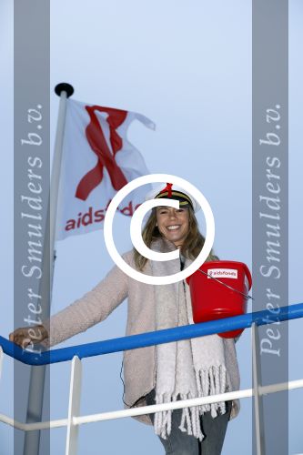 Amsterdam 1 december 2017
Wereld aidsdag met Nicolette Kluijver en Angela Groothuizen.
Ze varen met de pond achter Centraal Station naar de overkant van het IJ
