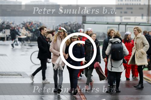 Amsterdam 1 december 2017
Wereld aidsdag met Nicolette Kluijver en Angela Groothuizen.
Ze varen met de pond achter Centraal Station naar de overkant van het IJ