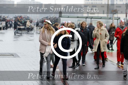 Amsterdam 1 december 2017
Wereld aidsdag met Nicolette Kluijver en Angela Groothuizen.
Ze varen met de pond achter Centraal Station naar de overkant van het IJ