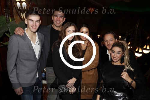 Amsterdam 3 december 2017
Premiere Familie Slim in Tuschinski.
Peter Aerts met vrouw kinderen en vrienden
