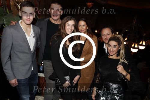Amsterdam 3 december 2017
Premiere Familie Slim in Tuschinski.
Peter Aerts met vrouw kinderen en vrienden